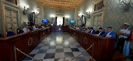 Consiglio nel caos: opposizione diserta la seduta e denuncia al prefetto la gestione "approssimativa" di Salvatore Coletta