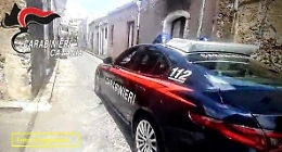 In macchina ubriaco fradicio e con un fucile pronto a sparare: prova a scappare e poi viene arrestato