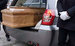 Rissa con bastoni davanti alla casa del commiato, due feriti e indagini in corso a Gela