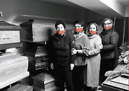 Un bavaglio dinnanzi a un gruppo di bare: a Catania la campagna shock per la Giornata contro la violenza sulle donne