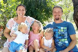 La famiglia che vive nel bosco diventa un caso anche politico: cosa sappiamo di Nathan e Catherine e perché il Tribunale ha tolto loro i bambini