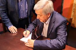 Il regista teatrale catanese Michele Russo celebra 50 anni di carriera con il libro "Il Sipario della Vita" e riceve la benedizione del Vaticano