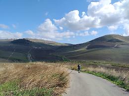 Coppia trentina a piedi da Palermo a Enna: «La Sicilia terra generosa e accogliente»