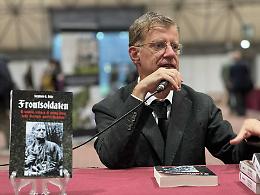 L'ex candidato di CasaPound a Palazzo Platamone. Il sindaco: «Libro su Céline, accuse strumentali», e la presentazione si sposta 