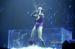 Riprese con cellulare troppo ravvicinate durante il concerto:  ecco cosa fa Elodie