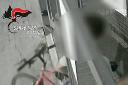 Catania, ruba una bicicletta proprio sotto l'occhio di una telecamera di videosorveglianza: il video