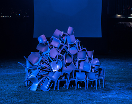 Rassegna “AltreScene”, “Le sedie” di Stalker Teatro fa del pubblico una parte socialmente attiva della scena