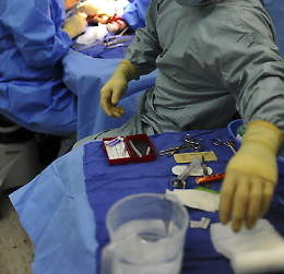 Pinze "dimenticate" nella pancia dopo intervento, la paziente: «Farò causa»