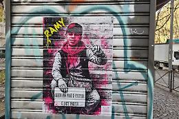 Manifesto per Ramy davanti al teatro Dal Verme contro gli Ambrogini d'oro ai Carabinieri