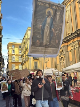 "Santa Maria liberaci...dall'Overtourism": a Napoli una singolare processione