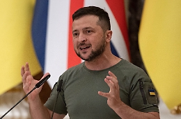 Zelensky a Londra per un vertice con Starmer, Macron e Merz e poi sarà a Roma