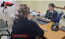 Minacce con coltello e tentata estorsione alla madre: denunciato a Riposto