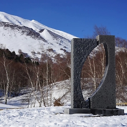 Un concerto per la Luce e la Pace: il Rotary raccoglie fondi per restaurare la Stele della Pace vandalizzata sull’Etna