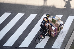 Microtassa sui pacchi extra-Ue, l’Italia accelera: perché quei “2 euro” possono cambiare l’e-commerce