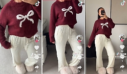 Il maglione di Natale H&M che sta conquistando TikTok: perché il pullover corto bianco con fiocco rosso è il protagonista dell’inverno 2025