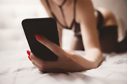 Minaccia di diffondere i loro video hot sui social, una ragazza di Palermo finisce nei guai