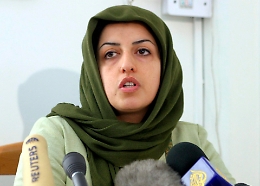 “La sedia vuota di Oslo, di nuovo in catene”: perché l’arresto di Narges Mohammadi scuote l’Iran