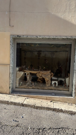 I ladri del Natale continuano a scorrazzare a Comiso, rubate luci e decorazioni a una vetrina