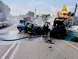 Tremendo incidente sulla Palermo-Sciacca, vetture a fuoco e quattro feriti: strada chiusa, traffico in tilt