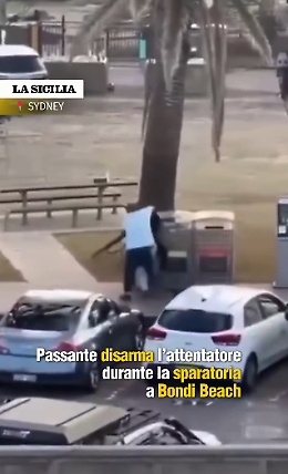 Ahmed al Ahmed è l'eroe di Bondi Beach: colpito da due proiettili per disarmare uno degli attentatori