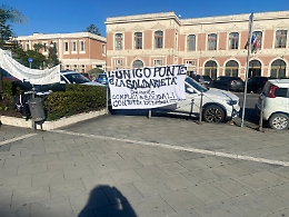 Tre manifestanti No Ponte a processo, un centinaio in presidio in solidariet&agrave; con gli imputati