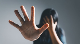 Evade dai domiciliari per andare a picchiare la convivente: arrestato