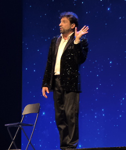 Io vergine, tu pesci? Lo show astrocomico di Giuseppe Sorgi per l'oroscopo 2026