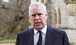 Caso Epstein, l'ex principe Andrea ritratto sdraiato su due donne a Sandringham