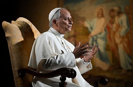 Il Papa che di notte studia le lingue sui social: la sorprendente vita digitale di Leone XIV, scoperto dagli utenti