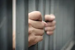 Carceri italiane tra suicidi, omicidi ed evasioni: numeri, volti e omissioni dell'anno nero dietro le sbarre