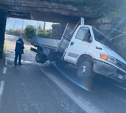 Gru sul cassone incastra camion in un sottopasso: traffico paralizzato e isolamento a Calatabiano