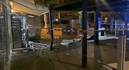 Ordigno per far saltare un distributore di sigarette: vetri in frantumi e indagini in corso