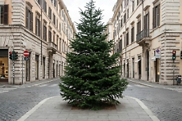 Natale a luci spente: fa festa per chi non fa festa