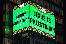 &ldquo;Ges&ugrave; &egrave; palestinese&rdquo;: il cartellone che accende il Natale a Times Square 