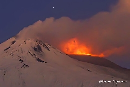 Vona rosso sull'Etna con fontane di lava e nube di cenere: cambia lo scenario dell'eruzione