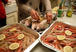 Avanzi di festa: come salvarli davvero (con la salute), tra frigorifero, freezer e buon senso