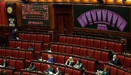 S&igrave; della Camera alla fiducia sulla Manovra, domani a pranzo il voto finale: ma sull'aumento dell'et&agrave; pensionabile &egrave; ancora scontro nel governo