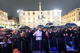 Capodanno in piazza Duomo a Catania: oltre ottomila sotto la pioggia. Il video