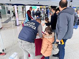 La Befana della Polizia in aeroporto a Catania con la mascotte cinofila e i bimbi "detective per un giorno"