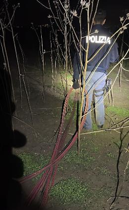 Inseguimento e auto impantanata: padre arrestato e figlio denunciato per furto di cavi di rame