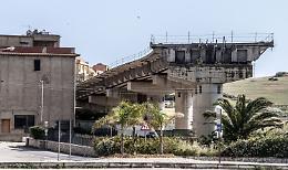 Il viadotto incompiuto che da quarant'anni deturpa il paesaggio di Siculiana: demolirlo costa 3 milioni ma c'&egrave; un'idea per trovare i fondi
