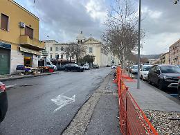 Divieto di sosta nelle vite laterali di viale Giostra: stop al caos attorno al mercato Sant'Orsola