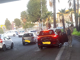 La fermata metro? In auto e sotto il ponte autostradale. Il caso a Misterbianco