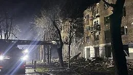 Massiccio attacco russo su Kiev, 12 morti e tensioni ai confini Nato. Droni ucraini sulla regione di Mosca