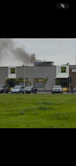Incendio al McDonald's di viale Enrico Mattei a Gela: fumo nero tra i fornelli, personale in fuga