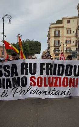 Studenti in corteo a Palermo contro il gelo nelle scuole