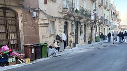 Dormire tra i rifiuti per un permesso: il gioved&igrave; dell&rsquo;immigrazione a Siracusa