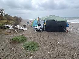 Mobili, pentole e vestiti anche di bambini: la tenda sulla spiaggia in mezzo alla tempesta a Marina di Cottone