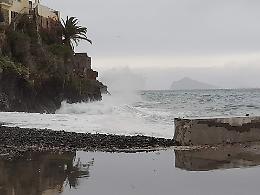 Eolie in bal&igrave;a del maltempo: collegamenti sospesi, isole isolate e il mare invade le coste