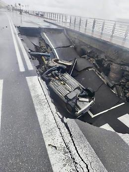 Voragine sul lungomare di Santa Teresa di Riva: un'auto ci finisce dentro, ferito il conducente